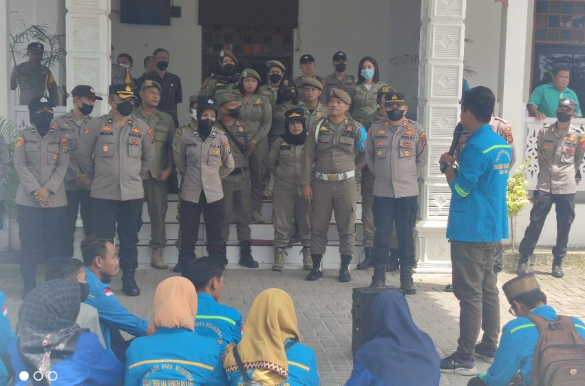  BEM STIT Gelar Aksi Demo Seraya Shalawatan di Kantor Bupati Batu Bara, Tuntut Beasiswa Tahun 2022