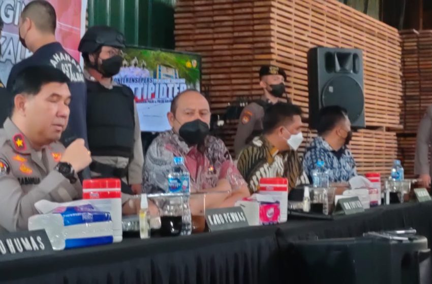  Bareskrim Polri dan Polda Kalbar Ungkap dan Sita 100,5436 Meter Kubik Kayu Ilegal Logging di Kab. Kubu Raya