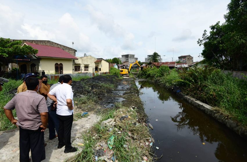  Bupati Zahir Tinjau Normalisasi Drainase di Desa Nenas Siam