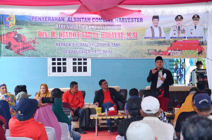  Bupati Zahir Bersama Djarot Tinjau Bantuan Alat Combine Harvester
