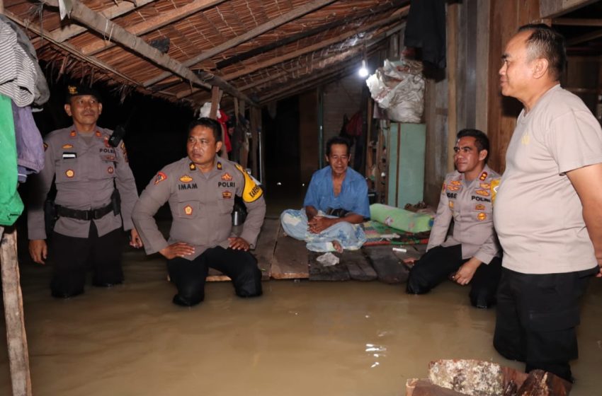 Kapolres Batu Bara AKBP Jose D. C Fernandes S. I.K Beri Bantuan Kepada Warga Korban Banjir
