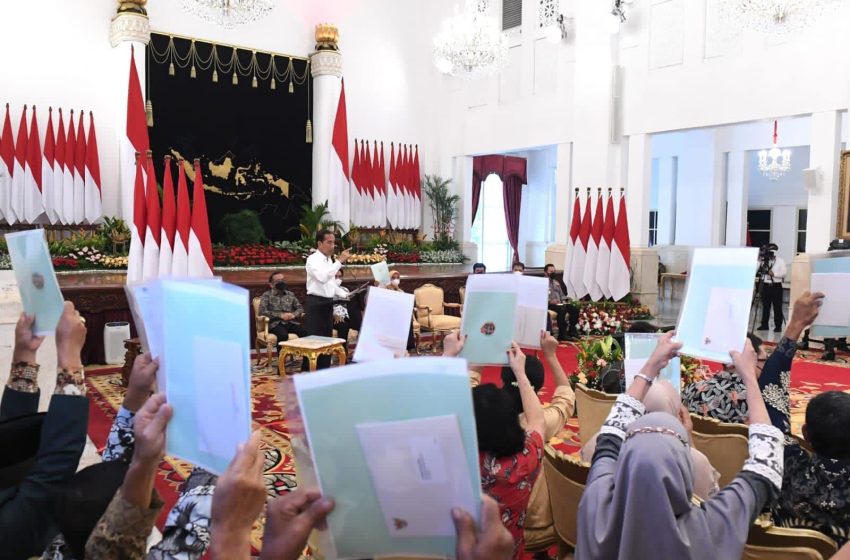 Presiden Jokowi Serahkan 1,5 Juta Sertifikat Hak Atas Tanah