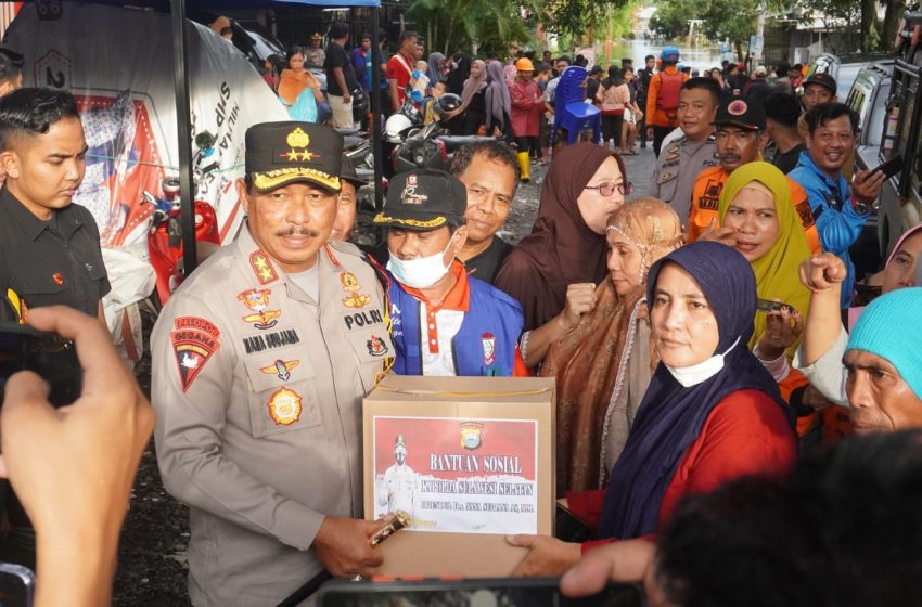  Kapolda Sulsel Serahkan 100 Paket Sembako ke Korban Banjir di Makassar
