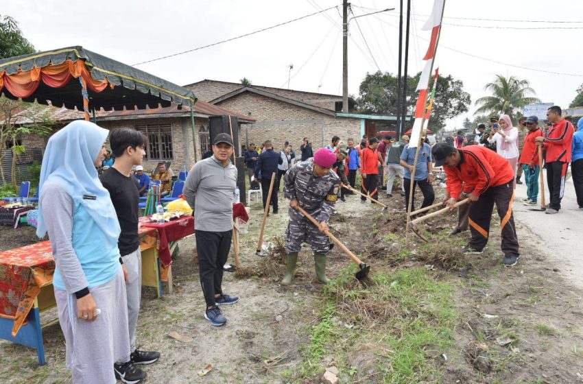  Bupati Zahir Ikut Gotong Royong Bersama Warga Jaga Kebersihan Lingkungan