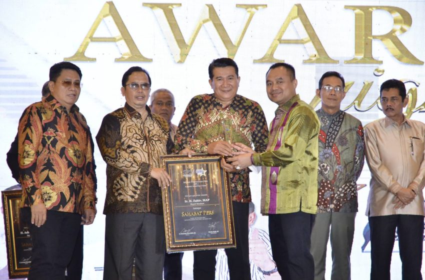  Bupati Zahir Terima Penghargaan Sahabat Pers 2022