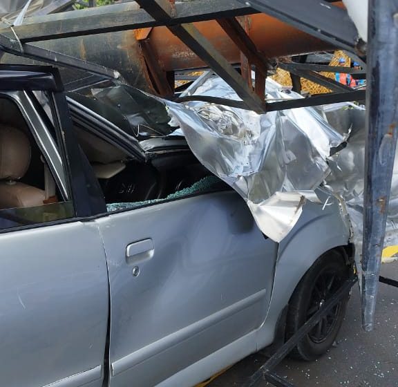  Cuaca Ekstrim, Angin kencang Disertai hujan intensitas sedang Merobohkan Baliho Dan Minimpa Mobil Avanza