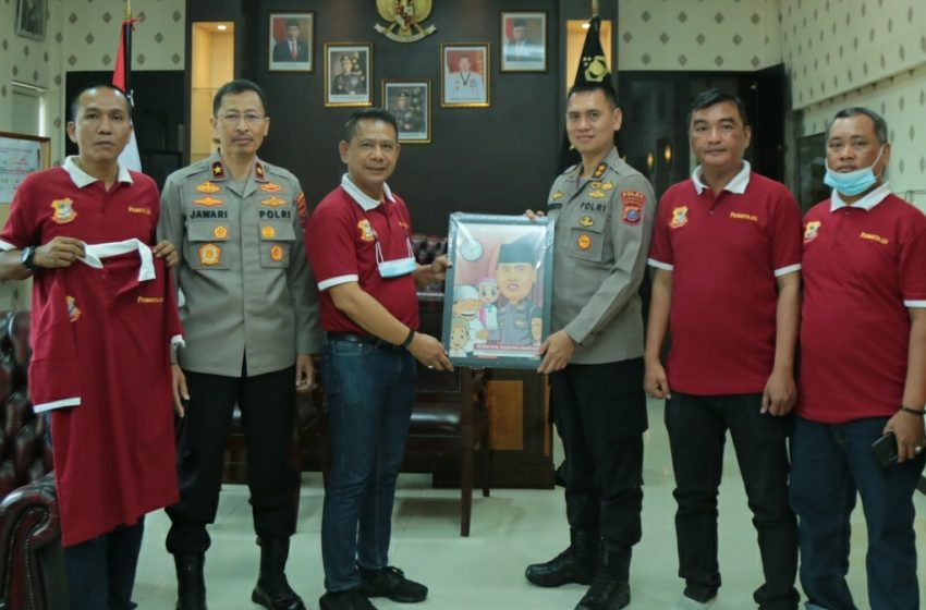  Lama Bermitra, Ketua Pewarta Berikan Karikatur Kepada Irjen Dadang Hartanto