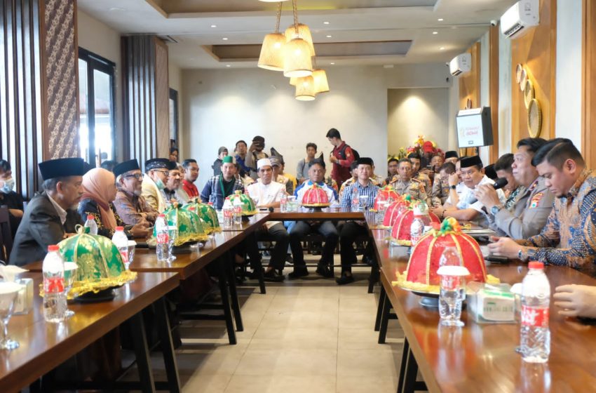  Gelar Jumat Curhat Di Gowa, Wakapolda Sulsel Terima Aspirasi Warga Di Cobek-Cobek Gowa Sekaligus bagi-bagi Sembako
