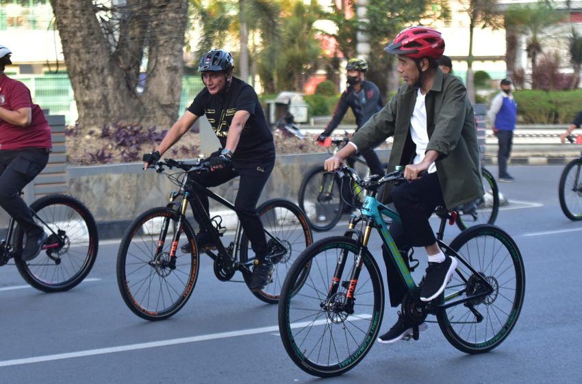  Joko Widodo Dan Edy Rahmayadi Gowes Bareng Keliling Kota Medan Sempat Singgah ke Lapangan Merdeka dan Pos Bloc