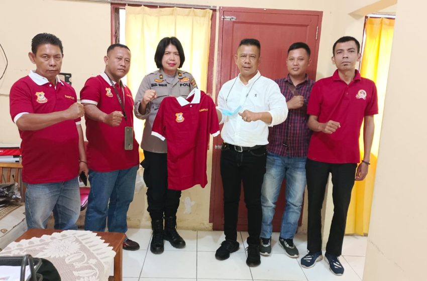  Ketua Pewarta Berikan Baju Kebesaran kepada Kasi Humas Polrestabes Medan