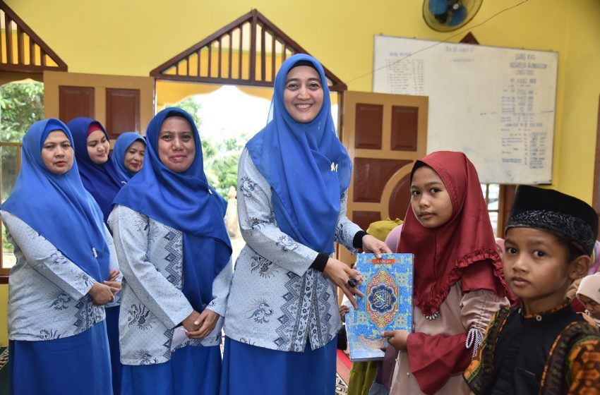  Ny. Maya Serahkan Bantuan Al-Qur’an dan Honor Guru Mengaji