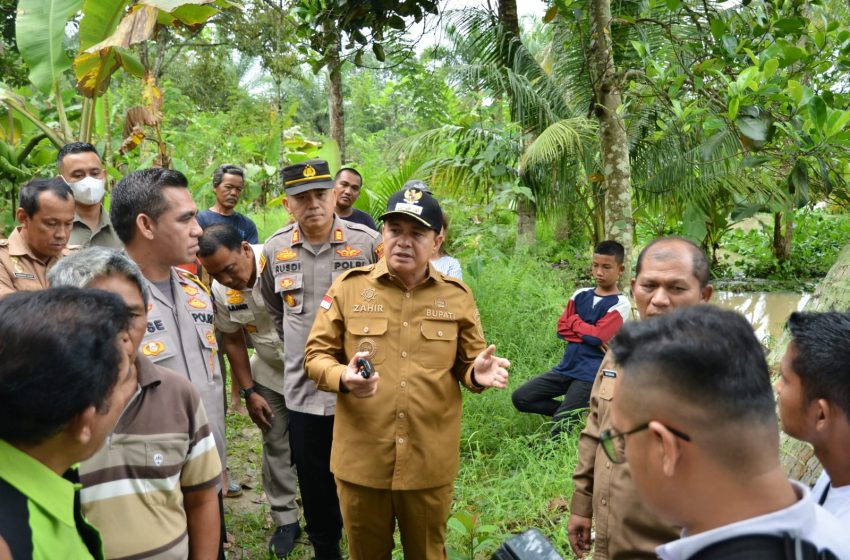  Bupati Zahir Didampingi Kapolres Batu Bara Tinjau Banjir Akibat Pengalihan Aliran Sungai
