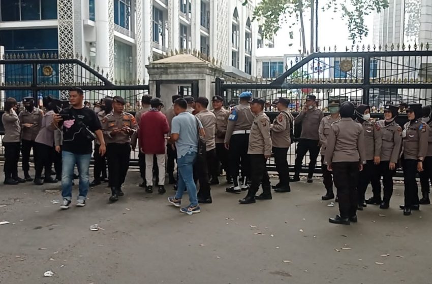 Polrestabes Medan Kawal Demo KSPSI di DPRD Sumut