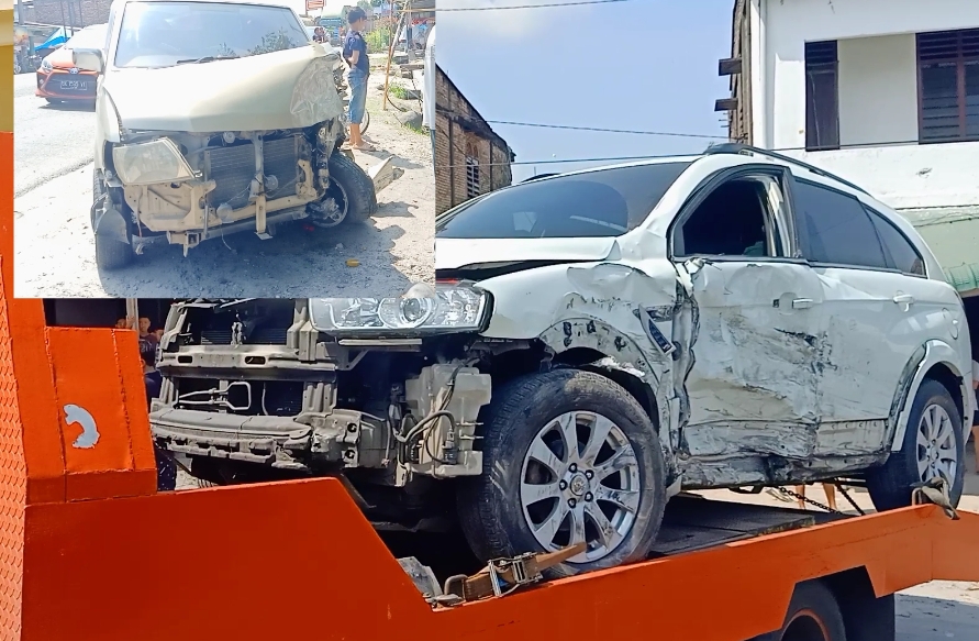 Keterangan poto : Mobil Chevrolet dalam kondisi ringsek usai tabrakan beruntun dan menumbangkan tiang telepon di Desa Pematang Panjang. Rabu (22/3)
(Poto : Sholeh Pelka)