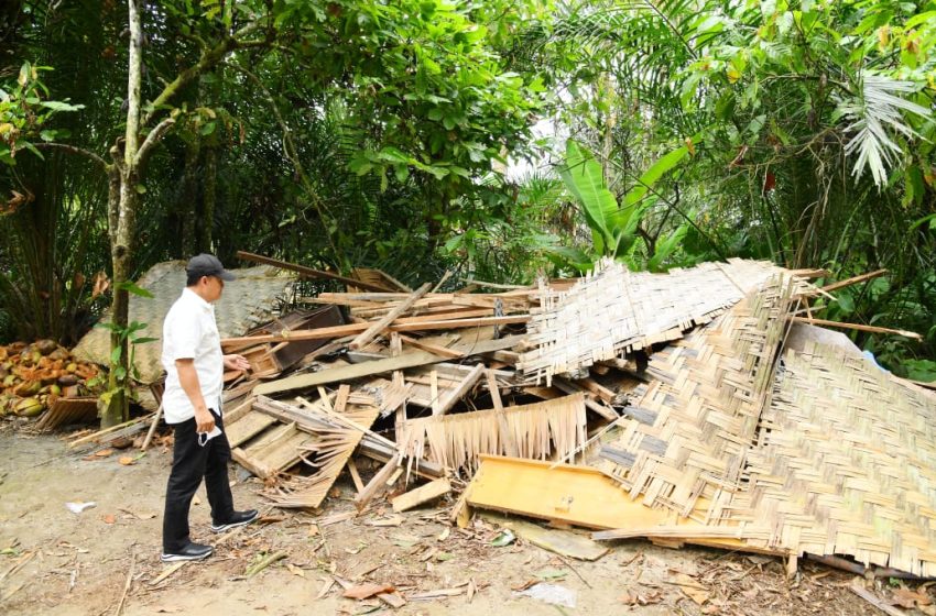  Rumah Warga Roboh Tertimpa Pohon, Bupati Zahir Bantu Renovasi dan Beri Bantuan