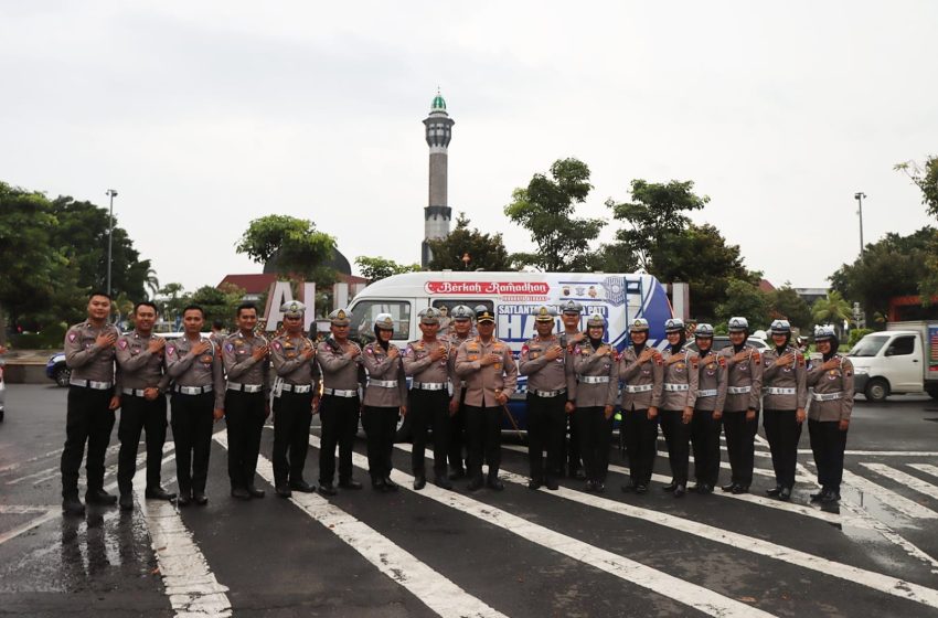  Kapolresta Pati dan Kasatlantas Kompak Berbagi Takjil di Bulan Ramadhan 1444 H