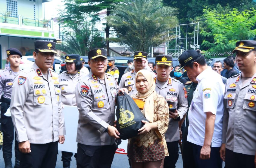  Ribuan Paket Sembako dari Kapolri Disebar ke Masyarakat di Slum Area Jaksel