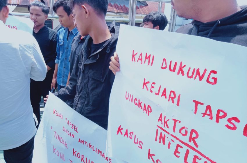  Massa APBK ‘Geruduk’ Kantor Kejari Tapsel, Usut Tuntas Siapa Saja Terlibat Kasus Dana Hibah KONI
