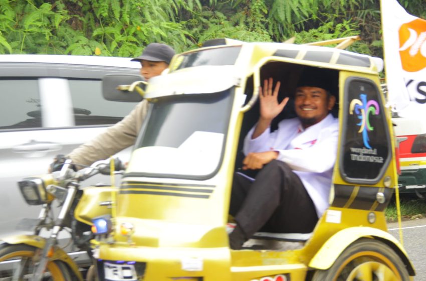  Menaiki Becak Sipirok, PKS Tapsel Resmi Daftarkan Berkas 35 Bacaleg ke KPUD 