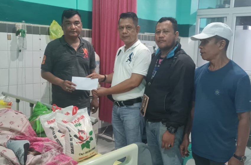  Ketua Pewarta Jenguk Orang Tua Khairunnas di RS Haji Medan, Kasih Santunan dan Sembako