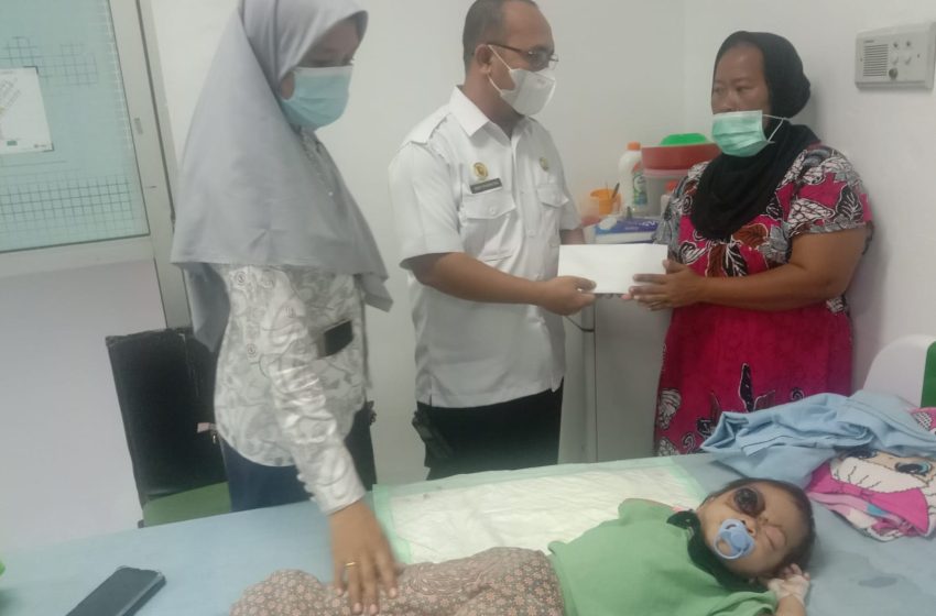  Pemkab Batu Bara Jenguk Balita Penderita Pembengkakan Mata di RSU Adam Malik