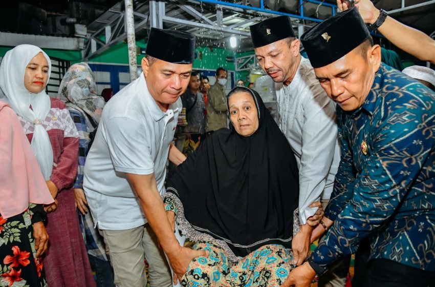 Bupati Zahir Berikan Berbagai Bantuan Kepada Warga Desa Mekar Baru