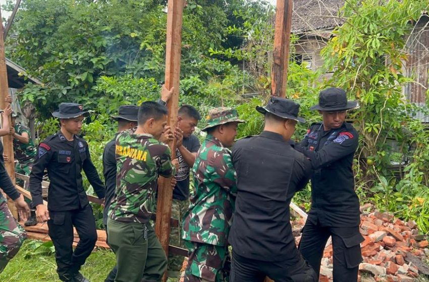 Kolaborasi dan Sinergitas, Brimob Bone Bersama Baznas dan Kodim 1407/Bone Bedah Rumah Warga Tidak Mampu