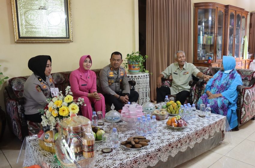  Hut Bhayangkara ke-77, Kapolres Kendal Dan Ketua Bhayangkari Gelar Anjangsana Ke Purnawirawan Polri