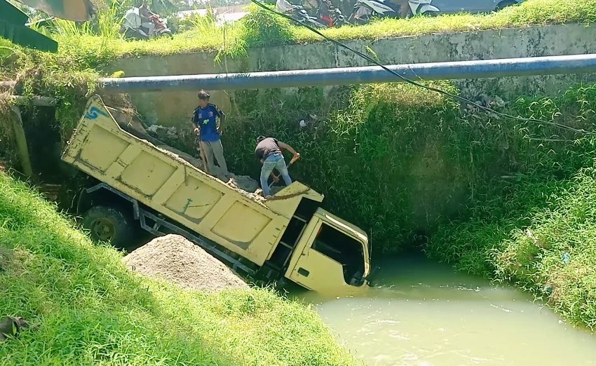  Rem Blong, Truk Muatan Pasir Nyungsep Minum Sepuasnya di Tali Air