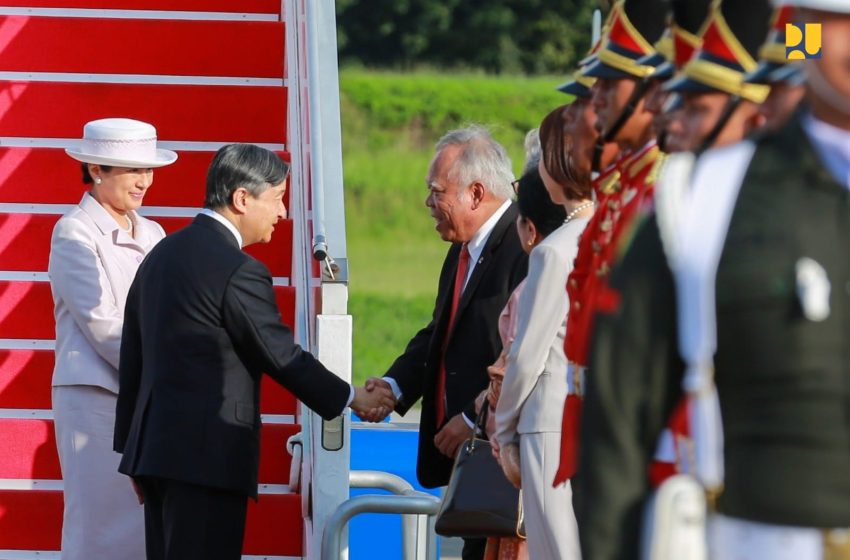  Menteri Basuki Sambut Kedatangan Kaisar Jepang di Bandara Soekarno-Hatta