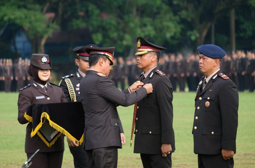  Hari Bhayangkara ke 77, Polda Kalsel Berikan Penghargaan ke Personil Polri