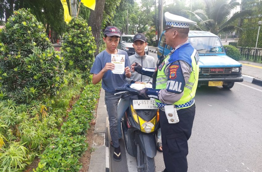  Hari Kedua Operasi Patuh Toba 2023, Satlantas Bagikan Brosur dan Sticker kepada Pengguna Jalan