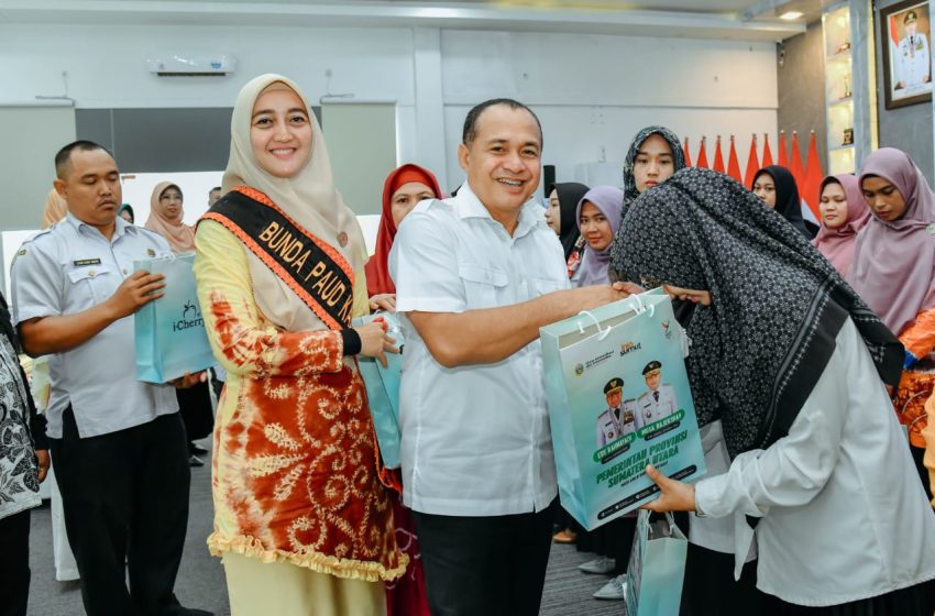 Sukseskan Transisi PAUD-SD Menyenangkan, Bunda PAUD Batu Bara Serahkan Bantuan Tablet