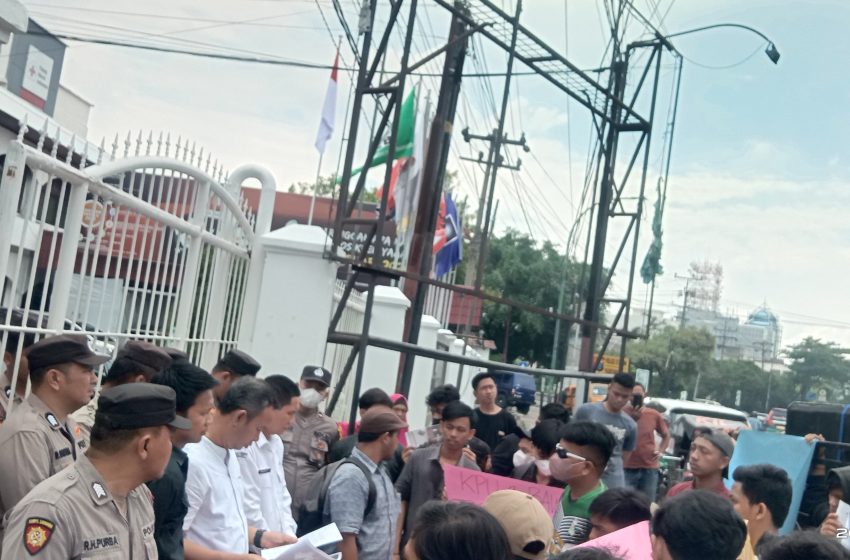  Massa Kembali Demo Bawaslu dan KPU Sumut, Tindak Tegas Komisioner KPU Tapteng Pertemuan Bersama Anggota DPR Masinton Pasaribu