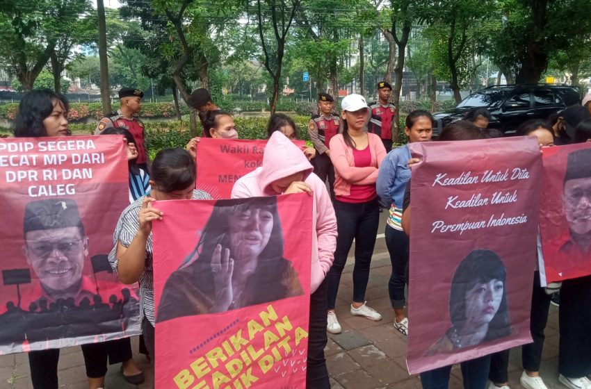 Puluhan Emak – Emak Minta Pecat MP Sebagai Anggota DPR=RI dan Coret dari Bacaleg PDIP