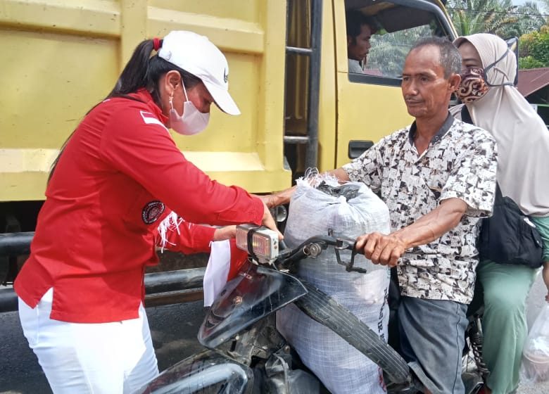  Pemuda Batak Bersatu DPC Padang Lawas Bagikan 1000 Bendera Merah Putih Menyambut HUT Kemerdekaan RI Ke 78 Tahun 2023