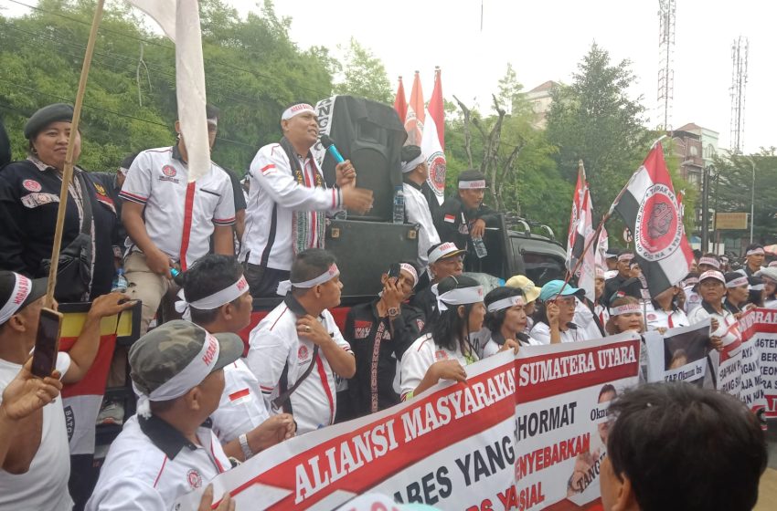  Ratusan Massa Desak Polrestabes Medan Tangkap Boasa Simanjuntak