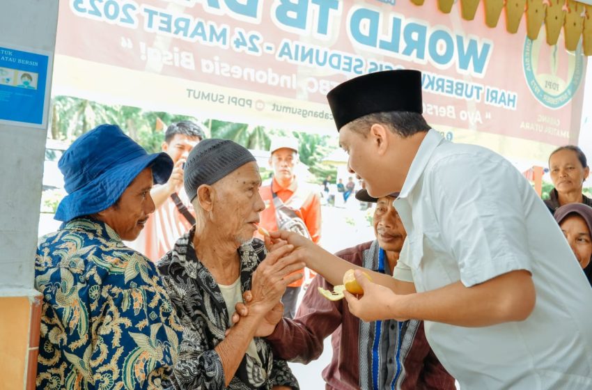 Momen Bupati Zahir Suapi Seorang Kakek Saat Operasi Mata Katarak Gratis