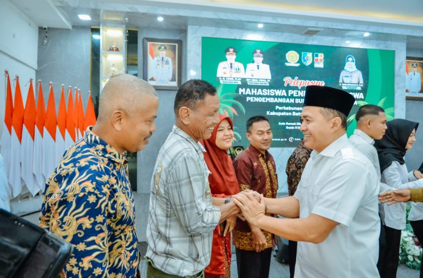  Bupati Batu Bara Zahir Lepas Penerima Beasiswa Sawit