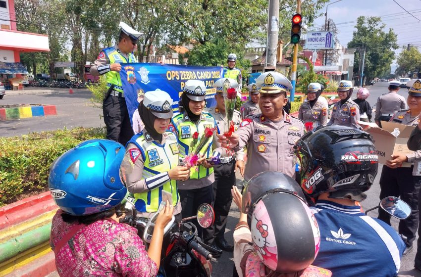  Pengendara Kaget, Dikira Tilang, Kasatlantas Polresta Pati Bagikan Coklat, Bunga dan Helm SNI
