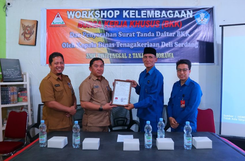  Disnaker Kab.Deli Serdang Menyerahkan Surat Tanda Daftar Khusus (BKK) kepada SMK DWI TUNGGAL 2 TANJUNG MORAWA.