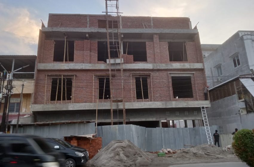  Camat Medan Petisah Dituding Biarkan Bangunan Ruko Mewah Bebas Berdiri Tanpa Plang PBG