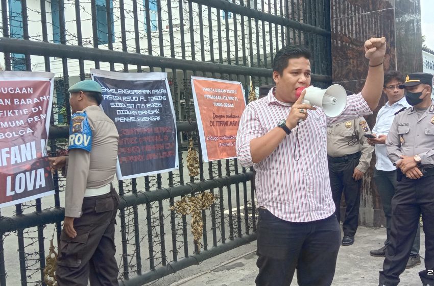  Demo Kantor Kejatisu, Massa Minta  Tindak Tegas Dua Oknum Jaksa di Kejatisu Jika Terbukti Bersalah