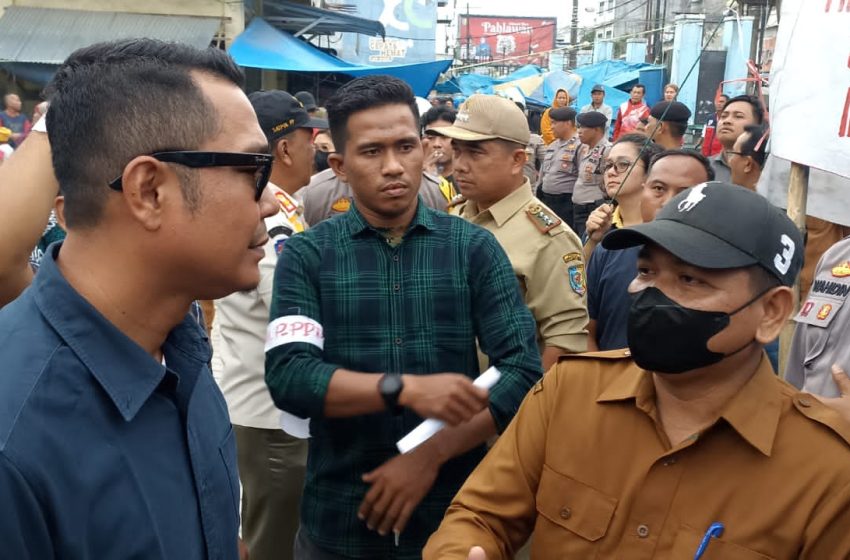  Relokasi 42 Kios Ricuh, Kadis Nakerprindag Batu Bara Lari Dan Hampir Dimassa