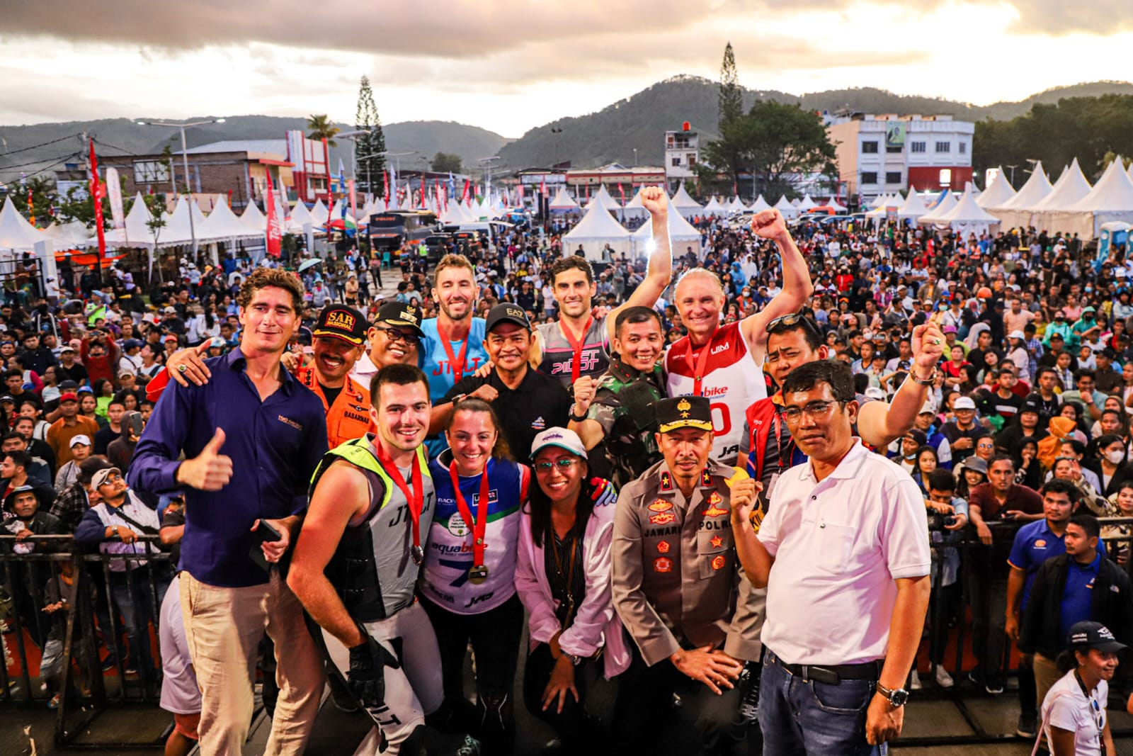 Ket: Pj Gubsu berpoto bersama Menpora dan penyelenggara serta peserta event Aquabike Danau Toba 2023