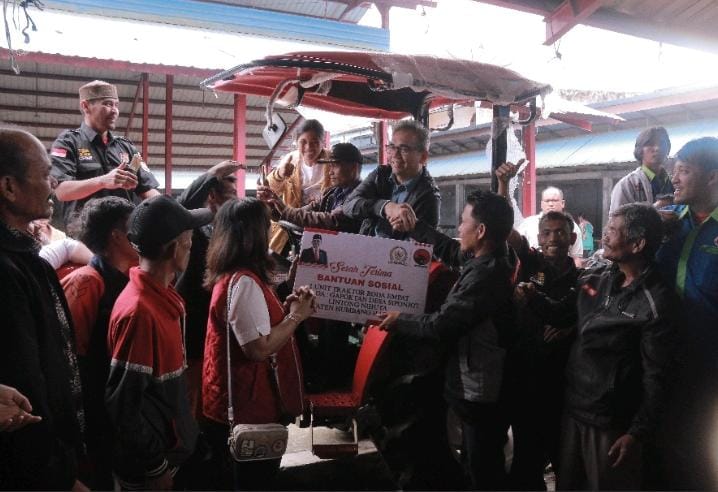 Awali Masa Kampanye, Sihar Sitorus Salurkan Bantuan Alat Pertanian kepada Kelompok Tani