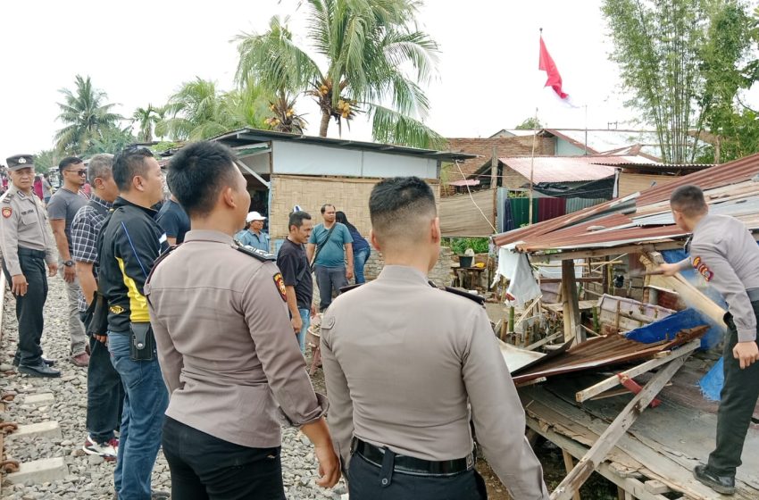  Polsek Percut Gerebek Sarang Judi dan Narkoba di Pinggiran Rel Tembung