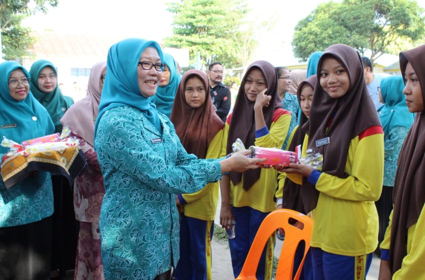  Cegah Stunting, Pj. Ketua TP PKK Batu Bara Berikan Tablet Tambah Darah Bagi Siswi SMP