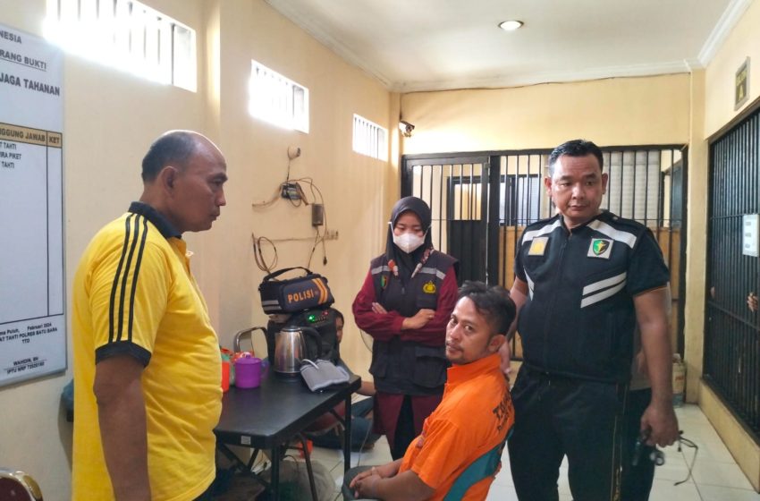  Kasat Tahti Bersama Sie Dokkes Polres Batu Bara Giat Rutin Cek Kesehatan Tahanan