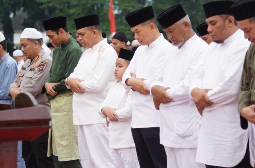  Ikuti Shalat Idul Adha di Stabat, Pj. Bupati Langkat Sebar Hewan Qurban ASN 2024